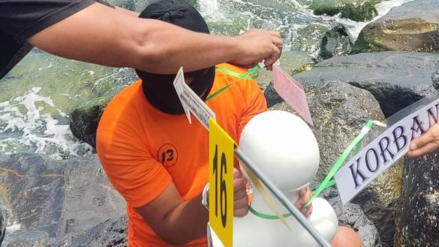 Pelaku pembunuhan dan pemerkosa bocah 7 tahun asal Minut saat mengikuti prarekonstruksi yang digelar oleh Polresta Manado, Sabtu (1/4). (foto: dokumen istimewa)