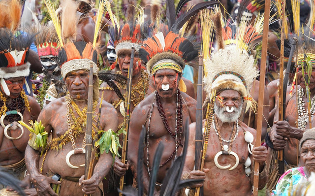 Ilustrasi foto suku papua yang unik. Sumber foto: Unsplash/Bob Brewer