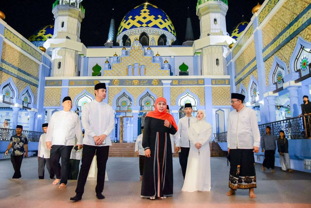 Gubernur Khofifah saat mengunjungi Masjid Agung Tuban. Foto: Humas Pemprov Jatim 