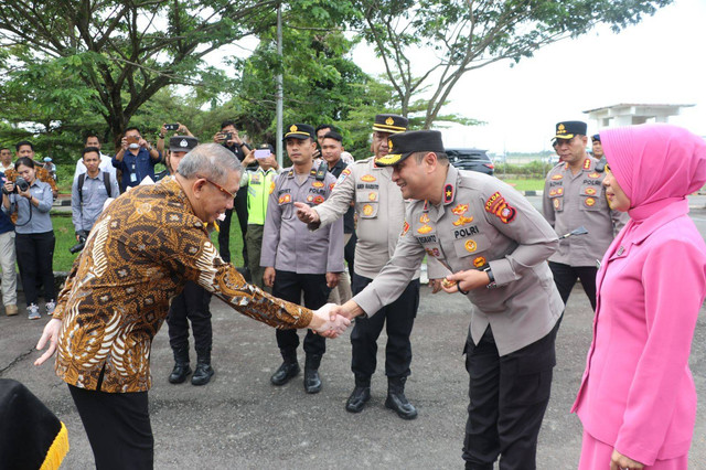 Gubernur Kalbar Sutarmidji menyambut Kapolda Kalbar yang baru, Brigjen Pol Pipit Rismanto. Foto: Agung Widura/Adpim Kalbar