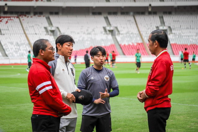 Presiden Jokowi berbincang dengan pelatih Timnas Indonesia, Shin Tae Yong, di Stadion Utama Gelora Bung Karno, Senayan, Jakarta, Sabtu (1/4/2023). Foto: Jamal Ramadhan/kumparan
