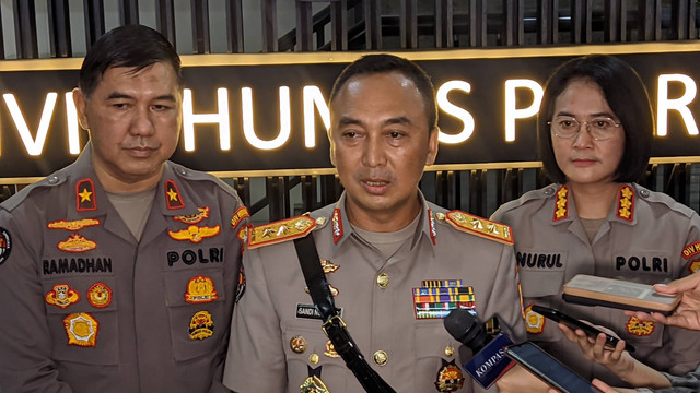 Kadiv Humas Polri Irjen Sandi Nugroho (tengah) saat memberi keterangan pers, Sabtu (1/4/2023). Foto: Jonathan Devin/kumparan