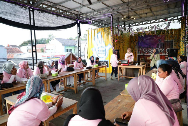 Relawan Srikandi Ganjar menggelar pelatihan pembuatan kue nastar di daerah Jurangmangu Timur, Pondok Aren, Tangerang Selatan, Banten, Sabtu (1/4/2023). Foto: Dok. Istimewa