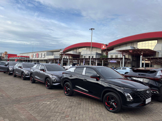 PT Chery Sales Indonesia (CSI) serahkan 100 unit Chery Omoda 5 secara perdana kepada konsumen di Jakarta International Expo, Sabtu (1/4/2023). Foto: Sena Pratama/kumparan