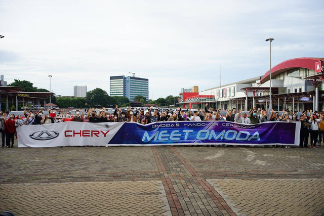 PT Chery Sales Indonesia (CSI) serahkan 100 unit Chery Omoda 5 secara perdana kepada konsumen di Jakarta International Expo, Sabtu (1/4). Foto: dok. Chery Sales Indonesia