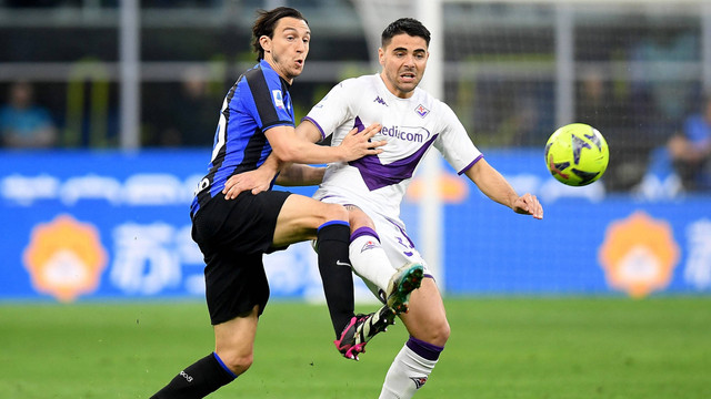 Riccardo Sottil (kanan) duel dengan Matteo Darmian di laga Inter Milan vs Fiorentina dalam pekan ke-28 Liga Italia 2022/23 di Stadion San Siro pada 1 April 2023. Foto: REUTERS/Daniele Mascolo