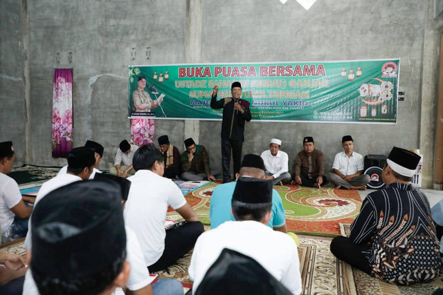 Ustaz Sahabat (Usbat) Ganjar saat menggelar buka bersama dengan Majelis Taklim Nurul Yakin di Dusun Pelangi, Desa Pematang Tengah, Kecamatan Tanjung Pura, Kabupaten Langkat. Foto: Dok. Istimewa