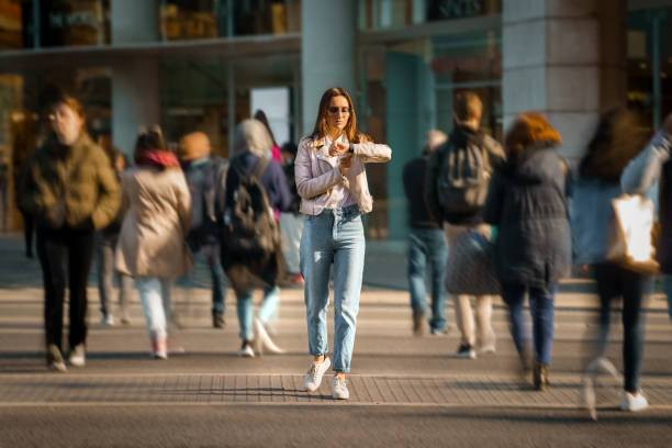 Ilustrasi menunggu waktu sore tiba / sumber: istockphoto. https://www.istockphoto.com/id/foto/wanita-muda-berjalan-di-tengah-jalan-yang-ramai-dan-melihat-waktu-di-jam-tangan-gm1368287848-438311331