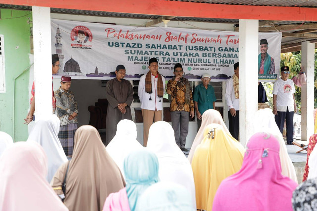 Ustaz Sahabat (Usbat) Ganjar Sumatra Utara bersama Majelis Taklim Nurul Ilham saat melaksanakan salat sunah tasbih di Dusun 4 Pasiran Keramat, Desa Air Hitam, Kecamatan Gebang, Kabupaten Langkat. Foto; Dok. Istimewa
