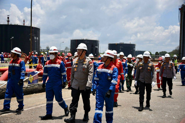 Kapolda Riau, Irjen Pol Mohammad Iqbal saat meninjau lokasi PT Kilang Pertamina Internasional Refenery Unit (RU) ll Dumai. Foto: Dok. Istimewa