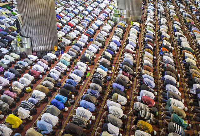 Ilustrasi salat terawih. Foto: Shutterstock. 