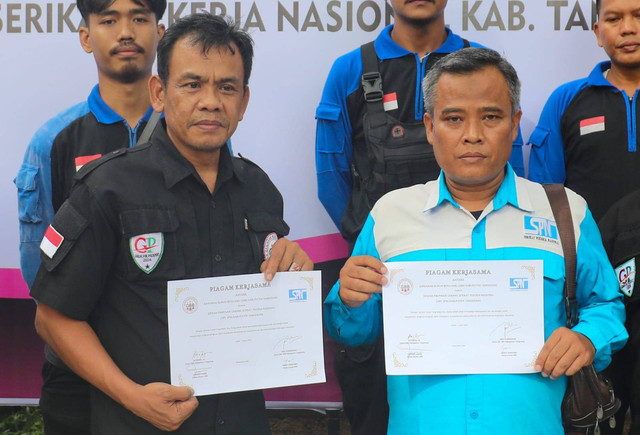 Penandatanganan MoU dari Ganjaran Buruh Berjuang (GBB) dengan DPC Serikat Pekerja Nasional (SPN) Kabupaten Tangerang. Foto: Dok. Istimewa