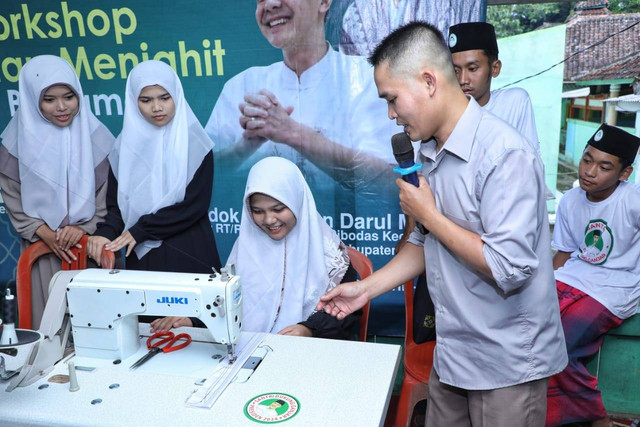 Santri Dukung Ganjar (SDG) Jabar saat menggelar pelatihan menjahit bersama para santri Pondok Pesantren Darul Ma'rif di Desa Cibodas, Kecamatan Cibitung, Kabupaten Sukabumi. Foto: Dok. Istimewa