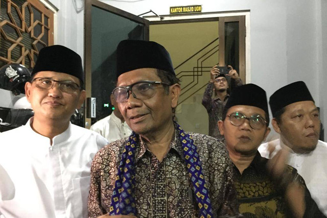 Menkopolhukam Mahfud MD ditemui di Masjid Kampus UGM, Minggu (2/4). Foto: Arfiansyah Panji Purnandaru/kumparan