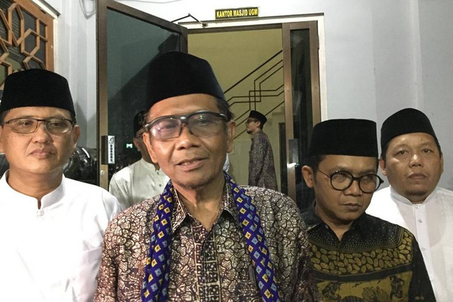 Menkopolhukam Mahfud MD ditemui di Masjid Kampus UGM, Minggu (2/4). Foto: Arfiansyah Panji Purnandaru/kumparan