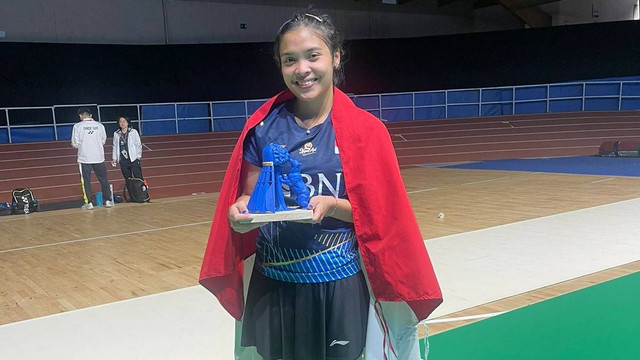 Gregoria Mariska Tunjung memegang trofi Spain Masters 2023. Foto: PBSI