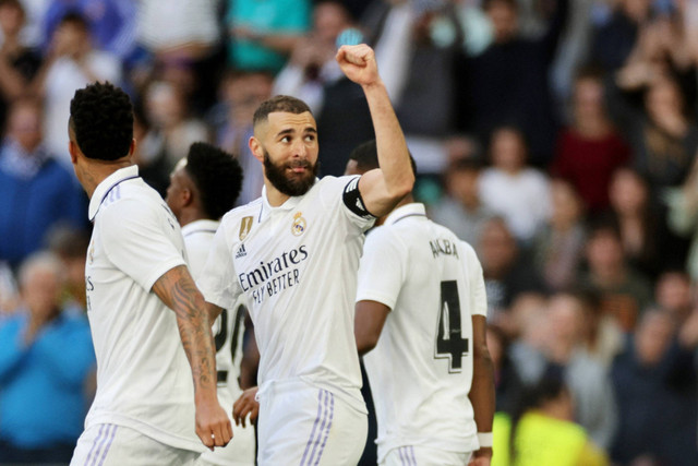 Selebrasi pemain Real Madrid Karim Benzama usai mencetak gol ke gawang Real Valladolid pada pertandingan lanjutan Liga Spanyol di Stadion Santiago Bernabeu, Madrid, Spanyol, Minggu (2/4/2023).  Foto: Isabel Infantes/REUTERS