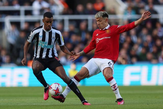 Pemain Manchester United Lisandro Martinez berebut bola dengan pemain Newcastle United Alexander Isak pada pertandingan lanjutan Liga Inggris di Stadion St James' Park, Newcastle, Inggris, Minggu (2/4/2023). Foto: Lee Smith/REUTERS