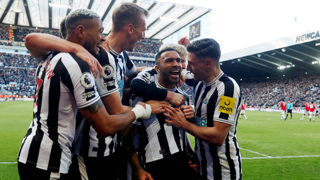 Callum Wilson dari Newcastle United merayakan gol kedua mereka dengan Dan Burn, Joelinton dan Fabian Schar pada pertandingan lanjutan Liga Inggris di Stadion St James' Park, Newcastle, Inggris, Minggu (2/4/2023). Foto: Lee Smith/Reuters