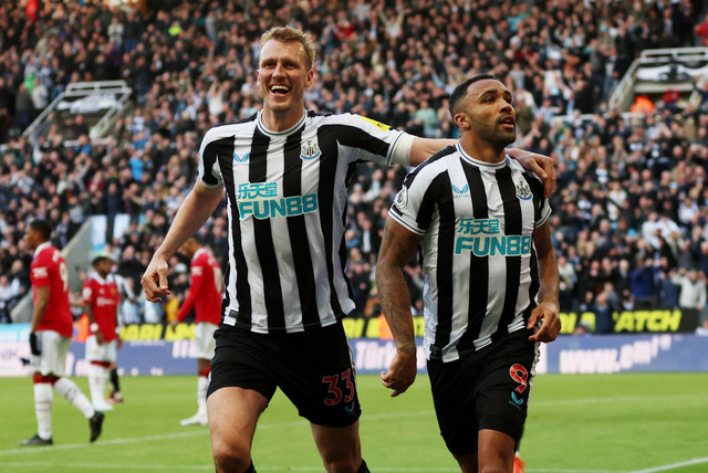 Callum Wilson dari Newcastle United merayakan gol kedua mereka dengan Dan Burn pada pertandingan lanjutan Liga Inggris di Stadion St James' Park, Newcastle, Inggris, Minggu (2/4/2023). Foto: Lee Smith/Reuters