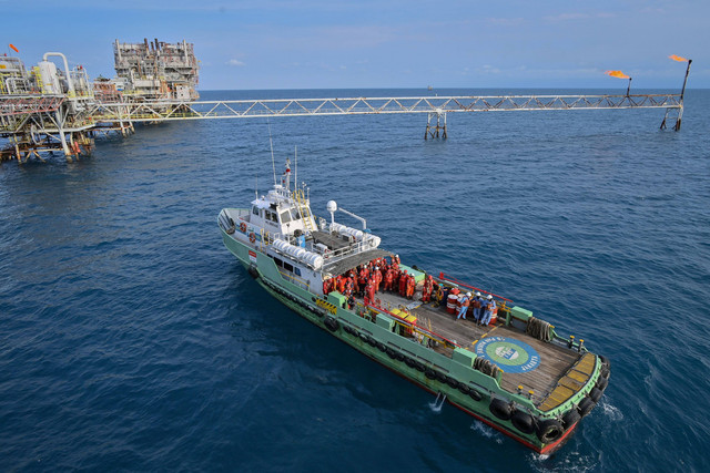 Kapal pengangkut pekerja merapat di Anjungan Bravo Flow Station Pertamina Hulu Energi (PHE) Offshore North West Java (ONWJ), lepas pantai utara Subang, Laut Jawa, Jawa Barat, Minggu (2/4/2023). Foto: Aditya Pradana Putra/Antara Foto