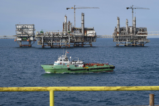 Kapal pengangkut pekerja melintasi Anjungan Central Plant Pertamina Hulu Energi (PHE) Offshore North West Java (ONWJ) di lepas pantai utara Subang, Laut Jawa, Jawa Barat, Minggu (2/4/2023). Foto: Aditya Pradana Putra/Antara Foto