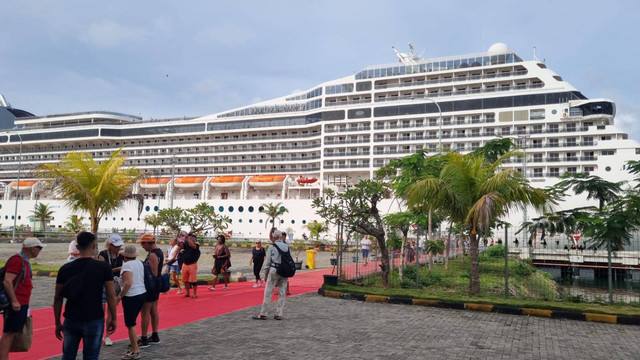 Cruise Berthed (Foto dari kamera pribadi).