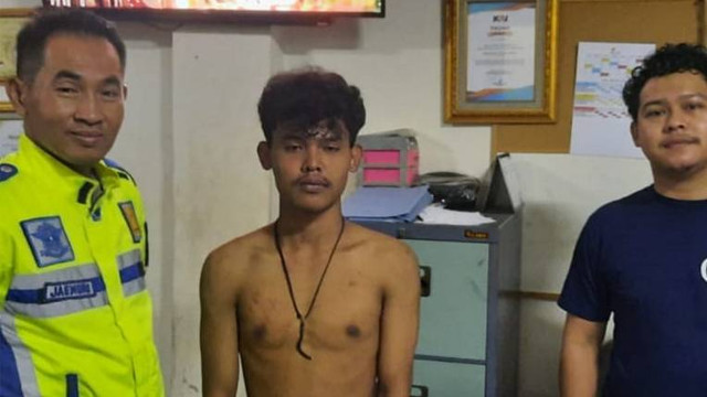 Tersangka pembunuh sopir grab (tengah) saat diamankan polisi. Foto: Dok. Istimewa