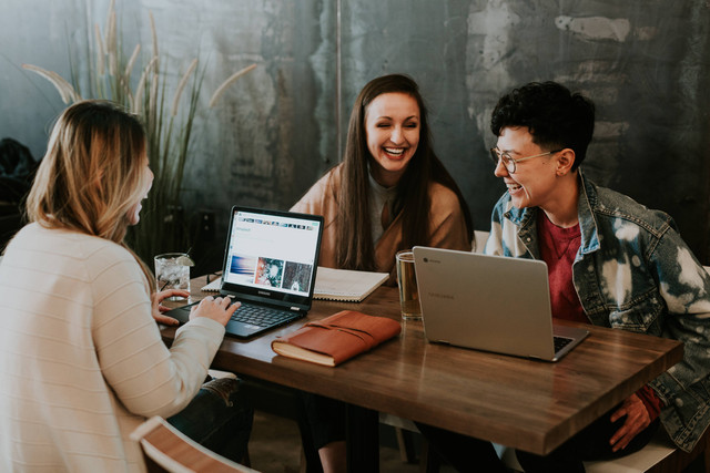 Ilustrasi Cara Membuat Lamaran Kerja. Foto: Unsplash/Brooke Cagle.