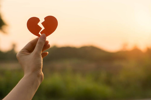 Ilustrasi patah hati karena disakiti mantan. Foto: Shutterstock