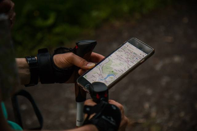 Ilustrasi cara mencari lokasi ATM Bank Mandiri terdekat di Google Maps. Foto: Unsplash