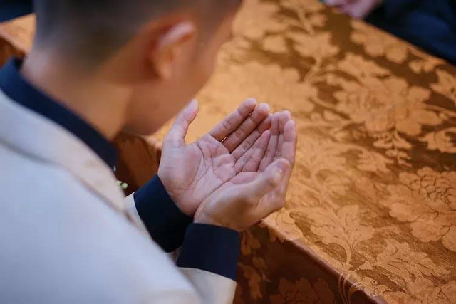 Ilustrasi pria berdoa usai salat. Foto: Pixabay