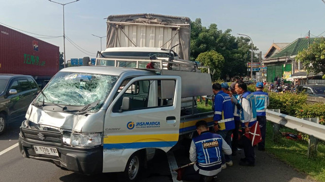 Mobil pemeliharaana tol milik Jasa Marga ditabrak di Tol JORR Km 53. Foto: Dok. Istimewa