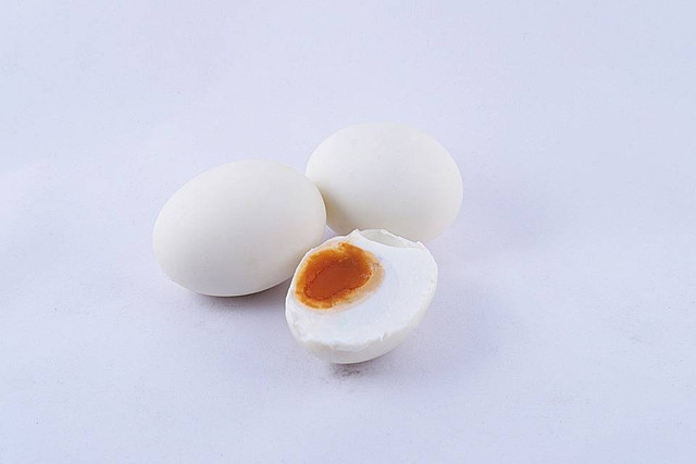 Cara Membuat Telur Asin Sendiri di Rumah. Foto: Pixabay/veerasantinithi
