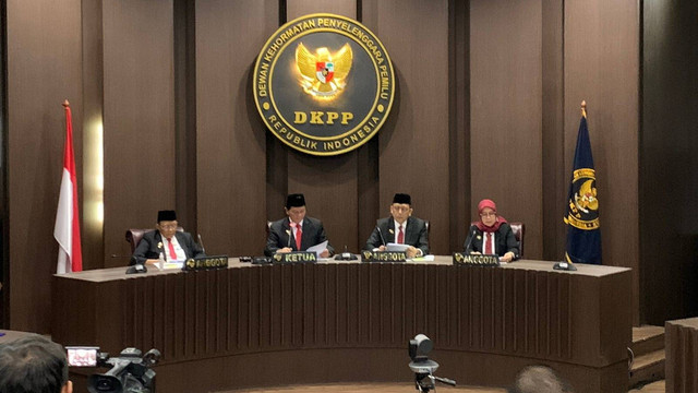 Suasana sidang pembacaan putusan dugaan manipulasi parpol peserta Pemilu di DKPP, Jakarta, Senin (3/4/2023). Foto: Luthfi Humam/kumparan