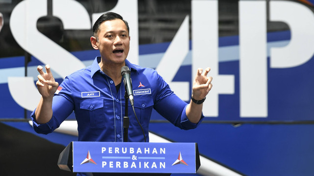 Ketua Umum Partai Demokrat Agus Harimurti Yudhoyono memberikan keterangan pers terkait upaya Peninjauan Kembali (PK) atas putusan Mahkamah Agung tentang pengesahan hasil Kongres Luar Biasa (KLB) Partai Demokrat di Deli Serdang. Foto:  ANTARA FOTO/Hafidz Mubarak A