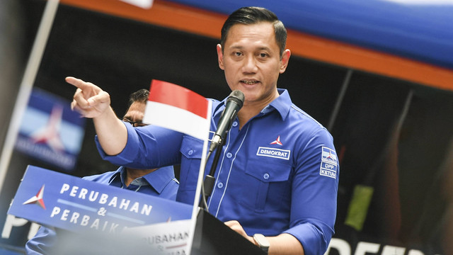 Ketua Umum Partai Demokrat Agus Harimurti Yudhoyono memberikan keterangan pers terkait upaya Peninjauan Kembali (PK) atas putusan Mahkamah Agung tentang pengesahan hasil Kongres Luar Biasa (KLB) Partai Demokrat di Deli Serdang. Foto:  ANTARA FOTO/Hafidz Mubarak A