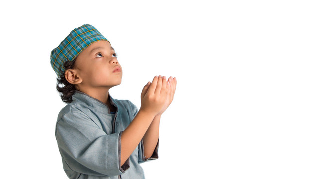 Ilustrasi anak membaca doa setelah salat. Foto: Aria Armoko/Shutterstock