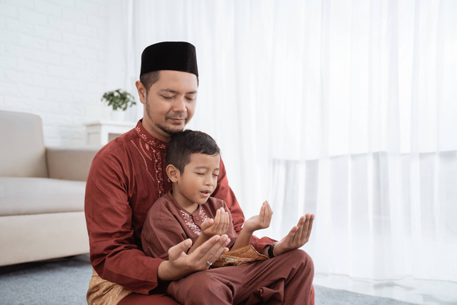 Ilustrasi salat bersama anak. Foto: Odua Images/Shutterstock