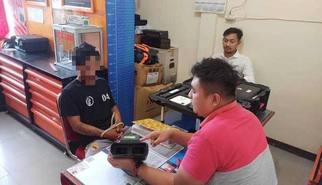 Polisi sedang memeriksa pelaku begal payudara di Sekadau. Foto: Satreskrim Polres Sekadau