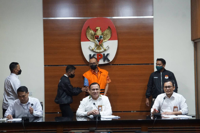 Rafael Alun Trisambodo mengenakan rompi tahanan usai menjalani pemeriksaan di Gedung KPK, Jakarta, Senin (3/4/2023). Foto: Iqbal Firdaus/kumparan