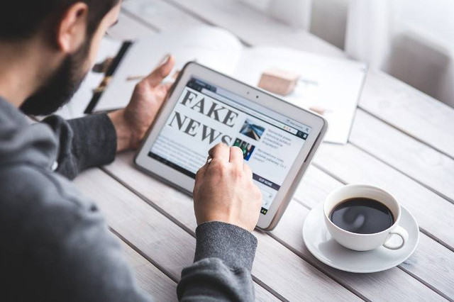 Ilustrasi penyebaran berita bohong lewat internet. Foto: Pixabay
