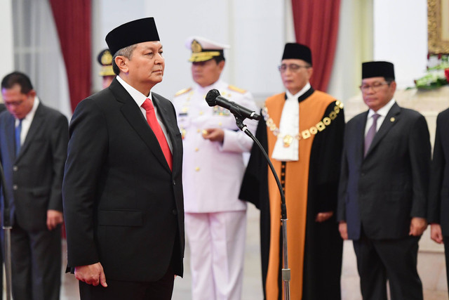 Presiden Joko Widodo melantik Kepala BNPT Komjen Pol Rycko Amelza Dahniel di Istana Negara, Jakarta, Senin (3/4/2023).  Foto: Lukas/Biro Pers Sekretariat Presiden