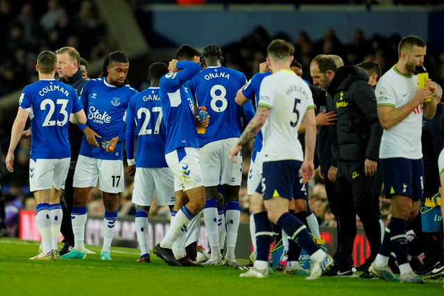 Laga dihentikan sementara agar pemain muslim bisa berbuka puasa karena Ramadhan saat pertandingan sepak bola Liga Inggris antara Everton dan Tottenham Hotspur di stadion Goodison Park di Liverpool, Inggris, Senin, 3 April 2023. Foto: Jon Super/AP Photo