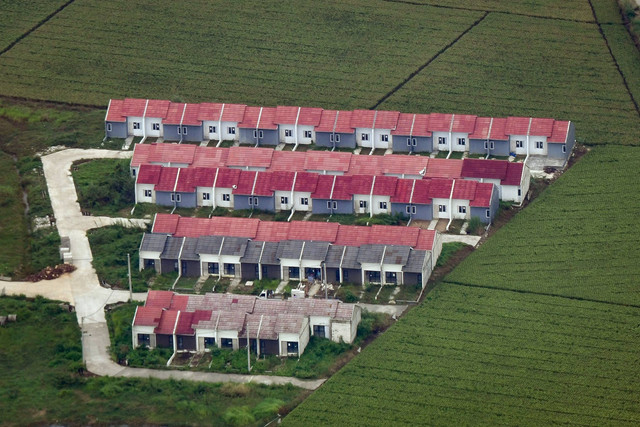 Foto udara sebuah kompleks perumahan yang sedang dibangun di Kabupaten Bekasi, Jawa Barat, Senin (3/4/2023). Foto: Aditya Pradana Putra/ANTARA FOTO