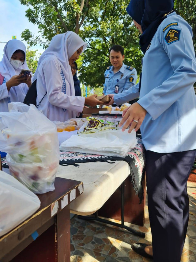 Masyarakat antusias membeli produk buatan klien pemasyarakatan