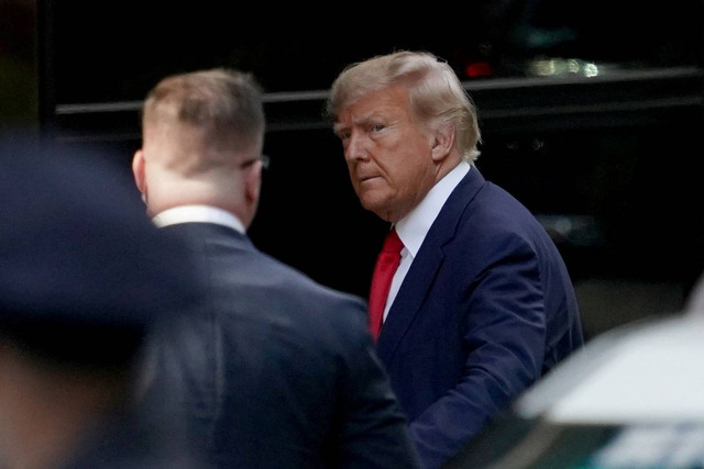 Mantan Presiden AS Donald Trump tiba di Trump Tower, setelah didakwa oleh dewan juri Manhattan menyusul penyelidikan atas uang suap yang dibayarkan kepada bintang porno Stormy Daniels, di New York City, AS, Senin (3/4/2023). Foto: David Dee Delgado/REUTERS