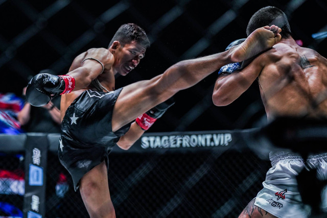 Superlek Kiatmoo9 melayangkan tendangan ke arah kepala Danial Williams dalam laga perebutan gelar Juara Dunia ONE Flyweight Kickboxing di ONE Fight Night 8 pada akhir Maret 2023. Foto: ONE Championship