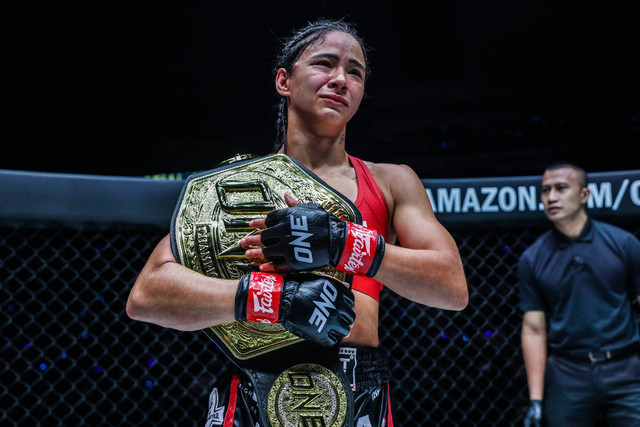 Allycia Hellen Rodrigues sukses menjaga dan menyatukan sabuk emas Muay Thai. Foto: ONE Championship