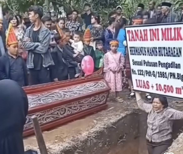 Tangkapan layar penghalangan pemakaman di Kabupaten Toba (30/3). Foto: Dok. Istimewa